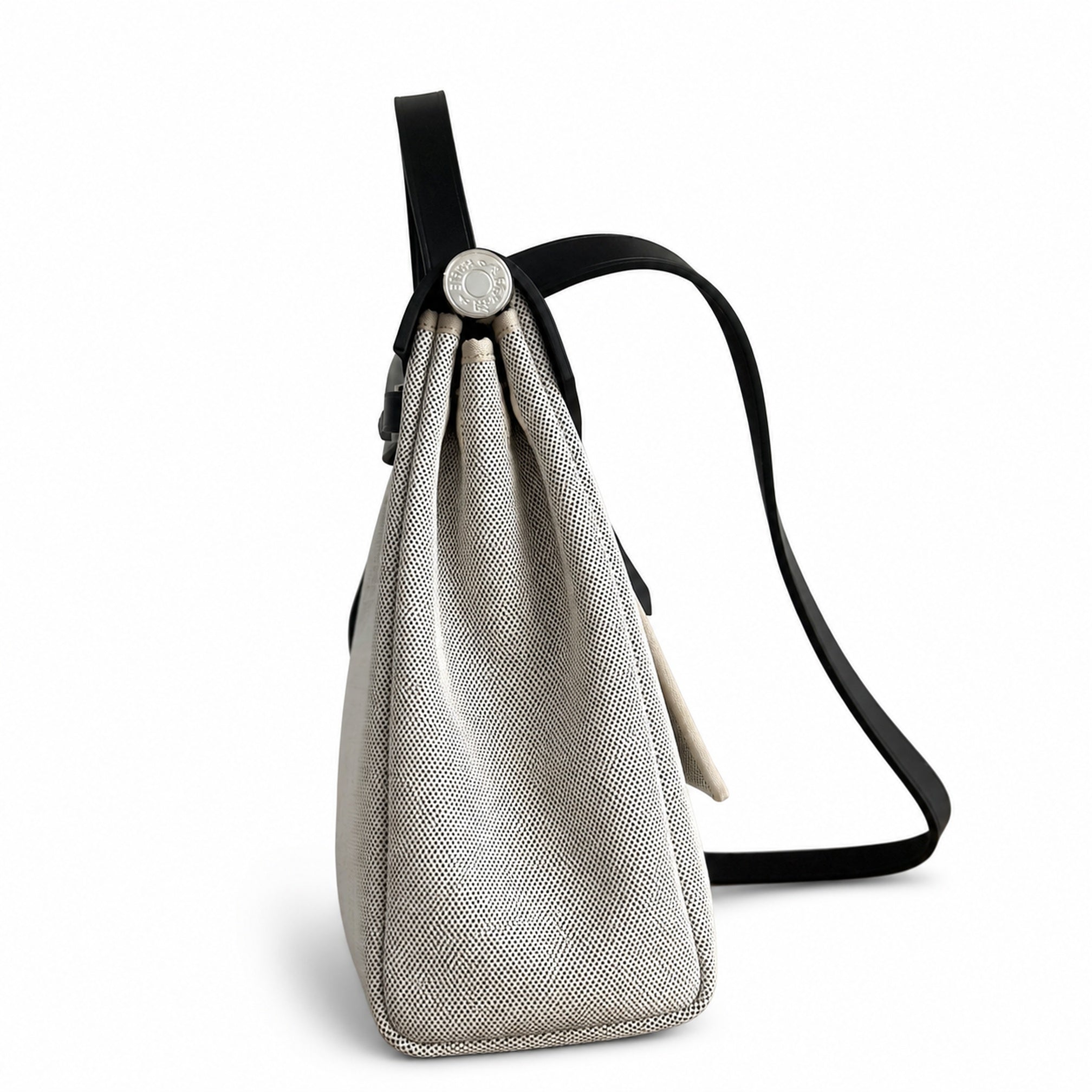Hermers' popular herbag 31cm is designed to be inspired by saddle bags. The body of the bag is made of canvas, and the inseam, shoulder straps and handle are made of leather. The appearance is very si
