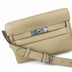 🆕 In stock Kelly Messenger messenger bag for men and women, gray silver buckle for windbreaker, imported leather, all-steel hand-waxed thread, the highest cost-effectiveness on the Internet. The class