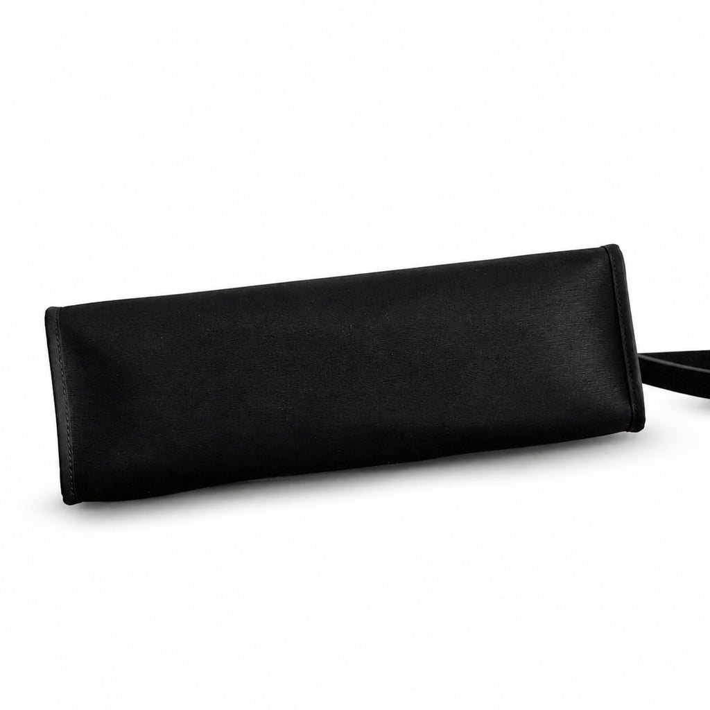 Hermers' popular herbag 31cm is designed to be inspired by saddle bags. The body of the bag is made of canvas, and the outer seams, shoulder straps and handbags are made of leather. The appearance is