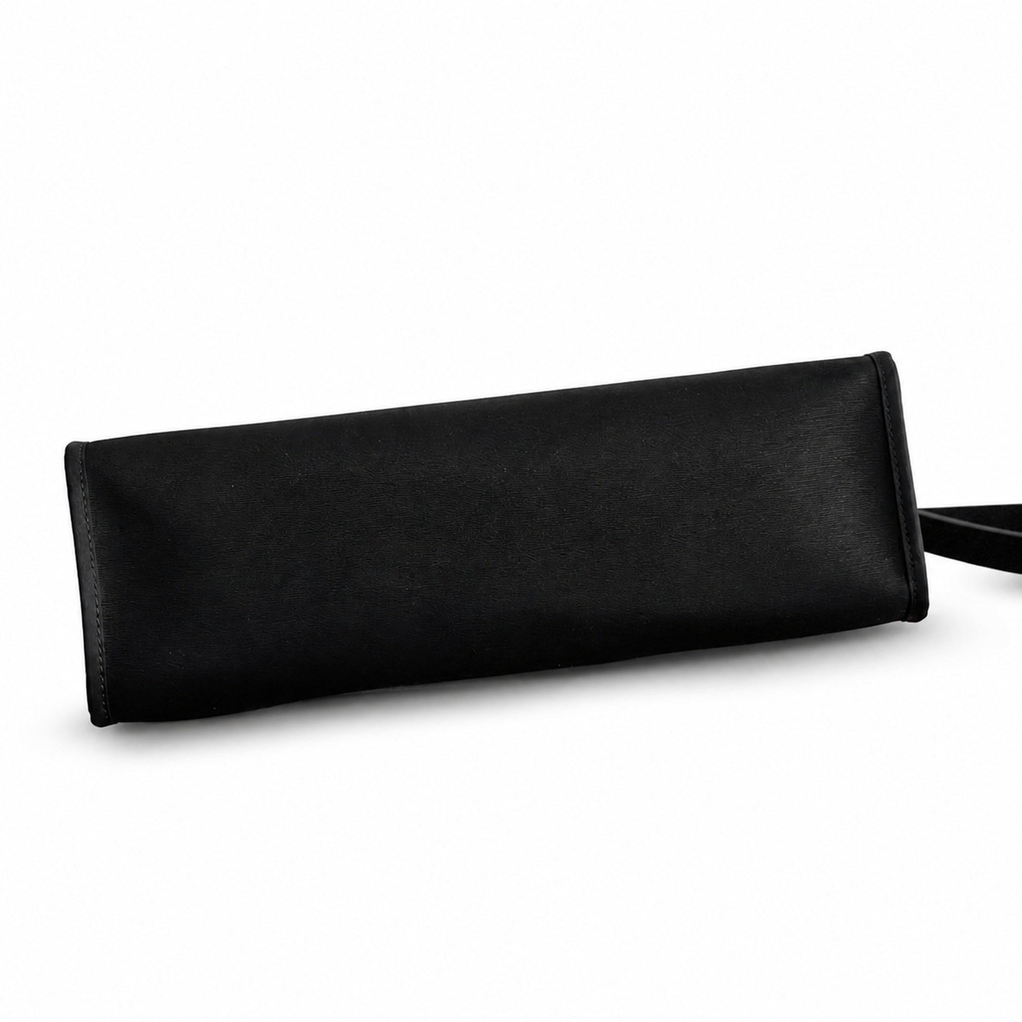 Hermers' popular herbag 31cm is designed to be inspired by saddle bags. The body of the bag is made of canvas, and the outer seams, shoulder straps and handbags are made of leather. The appearance is
