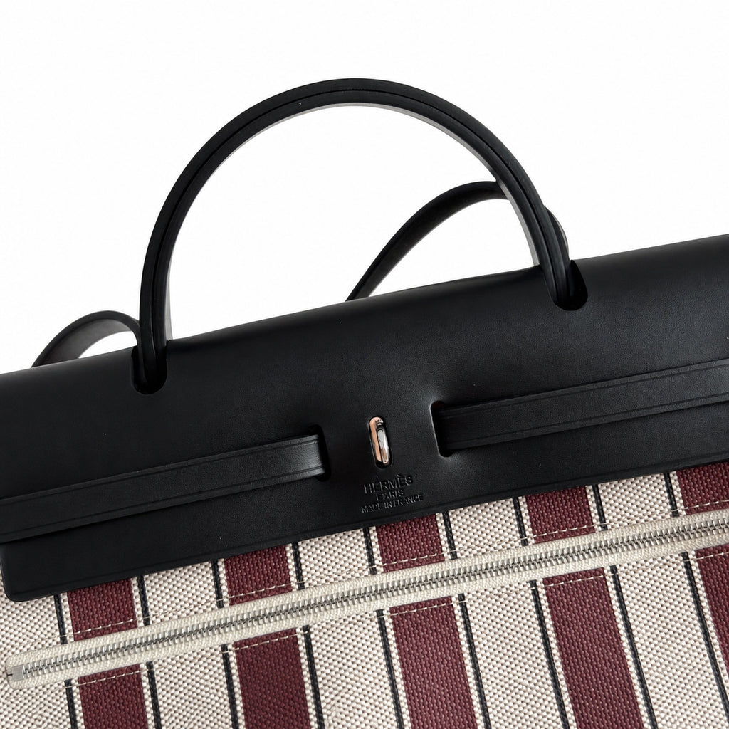 Hermers' popular herbag 31cm is designed to be inspired by saddle bags. The body of the bag is made of canvas, and the inseam, shoulder straps and handle are made of leather. The appearance is very si