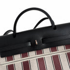 Hermers' popular herbag 31cm is designed to be inspired by saddle bags. The body of the bag is made of canvas, and the inseam, shoulder straps and handle are made of leather. The appearance is very si