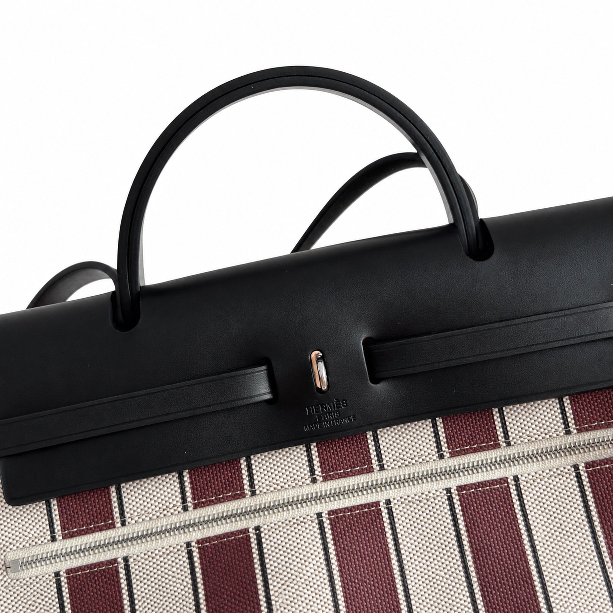 Hermers' popular herbag 31cm is designed to be inspired by saddle bags. The body of the bag is made of canvas, and the inseam, shoulder straps and handle are made of leather. The appearance is very si
