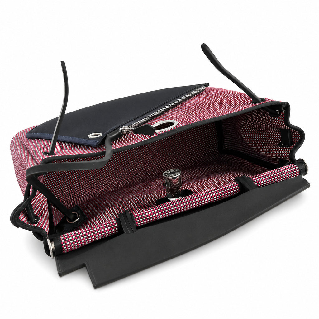 Hermers' popular herbag 31cm is designed to be inspired by saddle bags. The body of the bag is made of canvas, and the inseam, shoulder straps and handle are made of leather. The appearance is very si