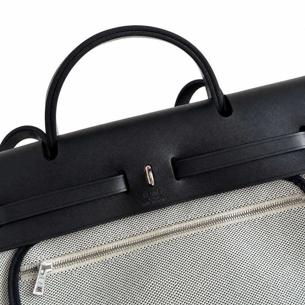 Hermers' popular herbag 31cm is designed to be inspired by saddle bags. The body of the bag is made of canvas, and the inseam, shoulder straps and handle are made of leather. The appearance is very si