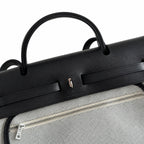 Hermers' popular herbag 31cm is designed to be inspired by saddle bags. The body of the bag is made of canvas, and the inseam, shoulder straps and handle are made of leather. The appearance is very si