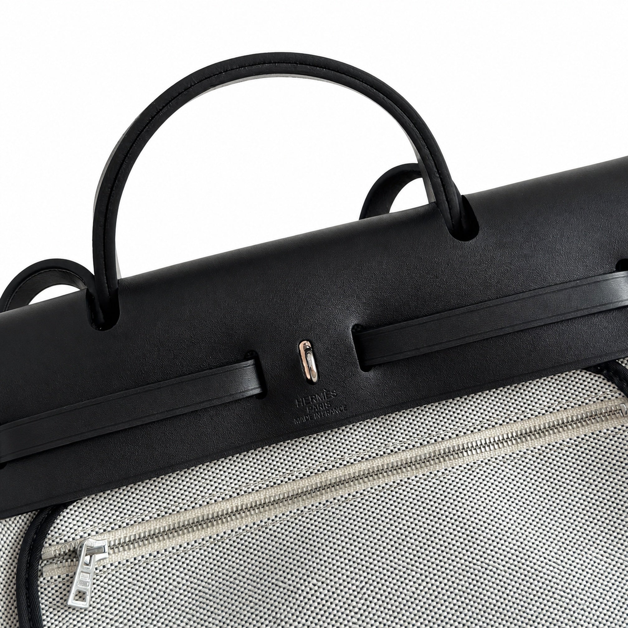 Hermers' popular herbag 31cm is designed to be inspired by saddle bags. The body of the bag is made of canvas, and the inseam, shoulder straps and handle are made of leather. The appearance is very si