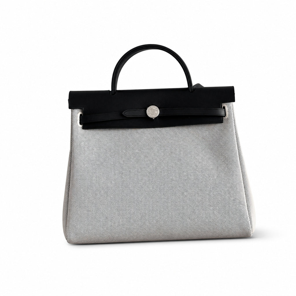Hermers' popular herbag 31cm is designed to be inspired by saddle bags. The body of the bag is made of canvas, and the inseam, shoulder straps and handle are made of leather. The appearance is very si