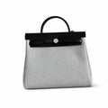 Hermers' popular herbag 31cm is designed to be inspired by saddle bags. The body of the bag is made of canvas, and the inseam, shoulder straps and handle are made of leather. The appearance is very si