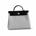 Hermers' popular herbag 31cm is designed to be inspired by saddle bags. The body of the bag is made of canvas, and the inseam, shoulder straps and handle are made of leather. The appearance is very si