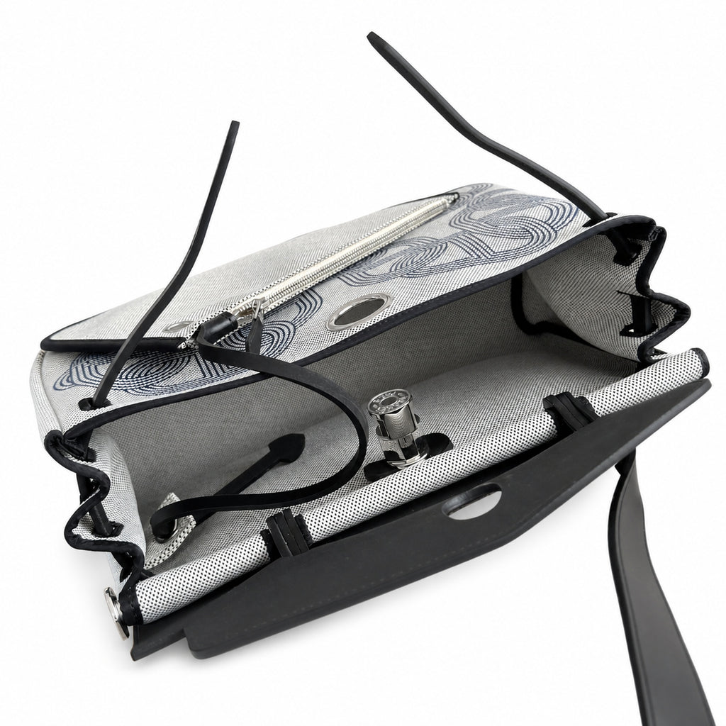 Hermers' popular herbag 31cm is designed to be inspired by saddle bags. The body of the bag is made of canvas, and the inseam, shoulder straps and handle are made of leather. The appearance is very si