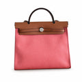 Hermers' popular herbag 31cm is designed to be inspired by saddle bags. The body of the bag is made of canvas, and the outer seams, shoulder straps and handbags are made of leather. The appearance is
