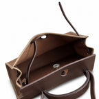 Hermers' popular herbag 31cm is designed to be inspired by saddle bags. The body of the bag is made of canvas, and the outer seams, shoulder straps and handbags are made of leather. The appearance is