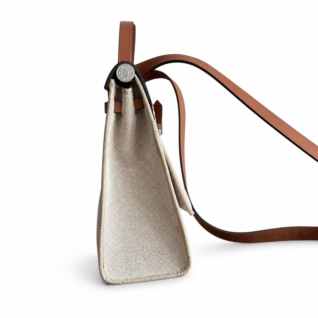 Hermers' popular herbag 31cm is designed to be inspired by saddle bags. The body of the bag is made of canvas, and the outer seams, shoulder straps and handbags are made of leather. The appearance is