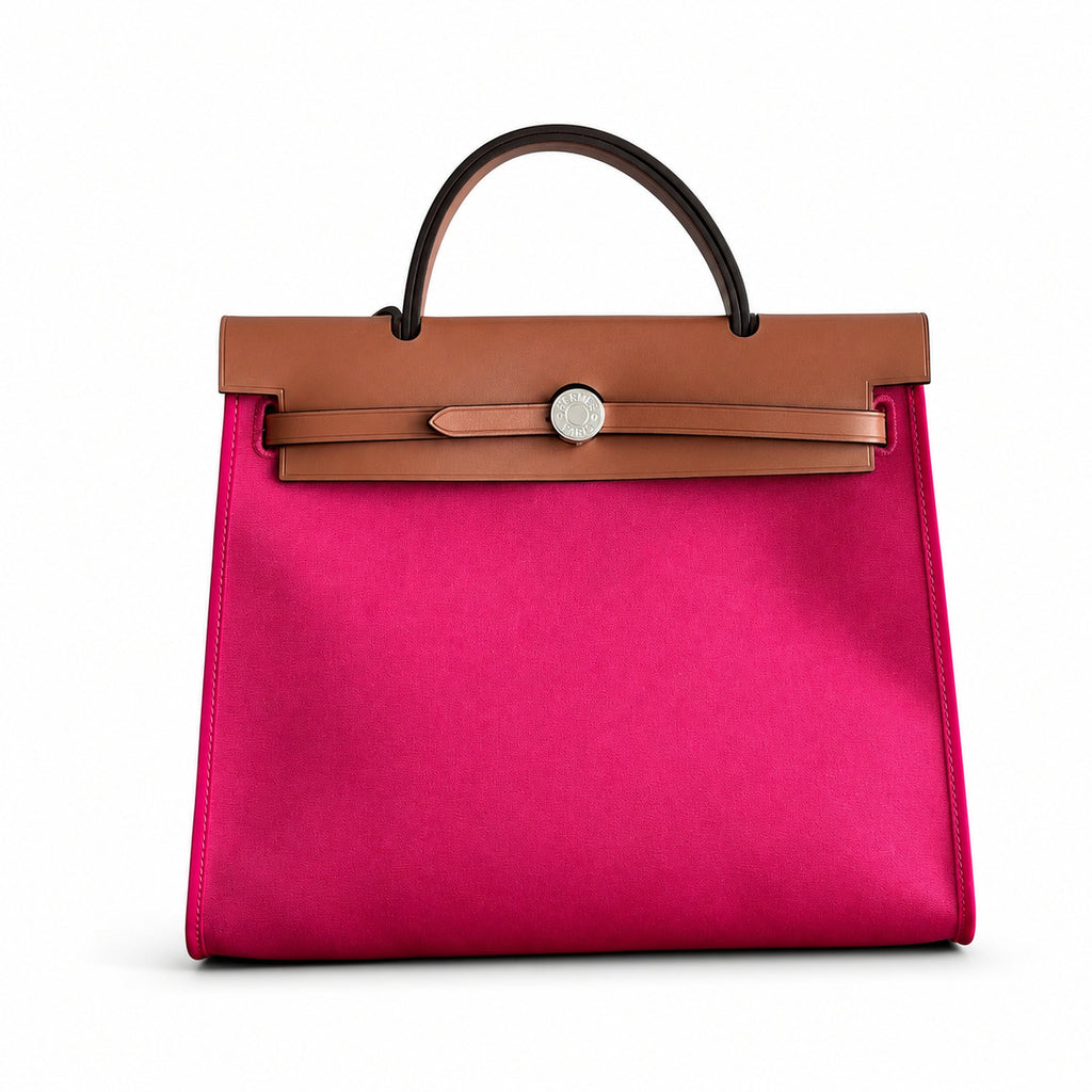 Hermers' popular herbag 31cm is designed to be inspired by saddle bags. The body of the bag is made of canvas, and the outer seams, shoulder straps and handbags are made of leather. The appearance is