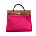 Hermers' popular herbag 31cm is designed to be inspired by saddle bags. The body of the bag is made of canvas, and the outer seams, shoulder straps and handbags are made of leather. The appearance is