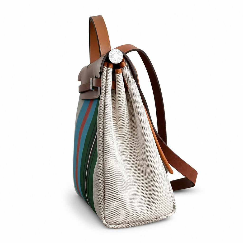 Hermers' popular herbag 31cm is designed to be inspired by saddle bags. The body of the bag is made of canvas, and the inseam, shoulder straps and handle are made of leather. The appearance is very si