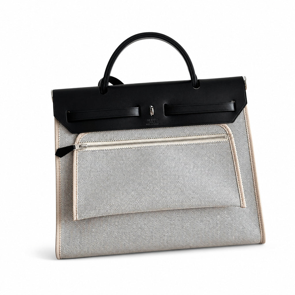 Hermers' popular herbag 31cm is designed to be inspired by saddle bags. The body of the bag is made of canvas and has outer seams. The shoulder straps and handbags are made of leather and look similar
