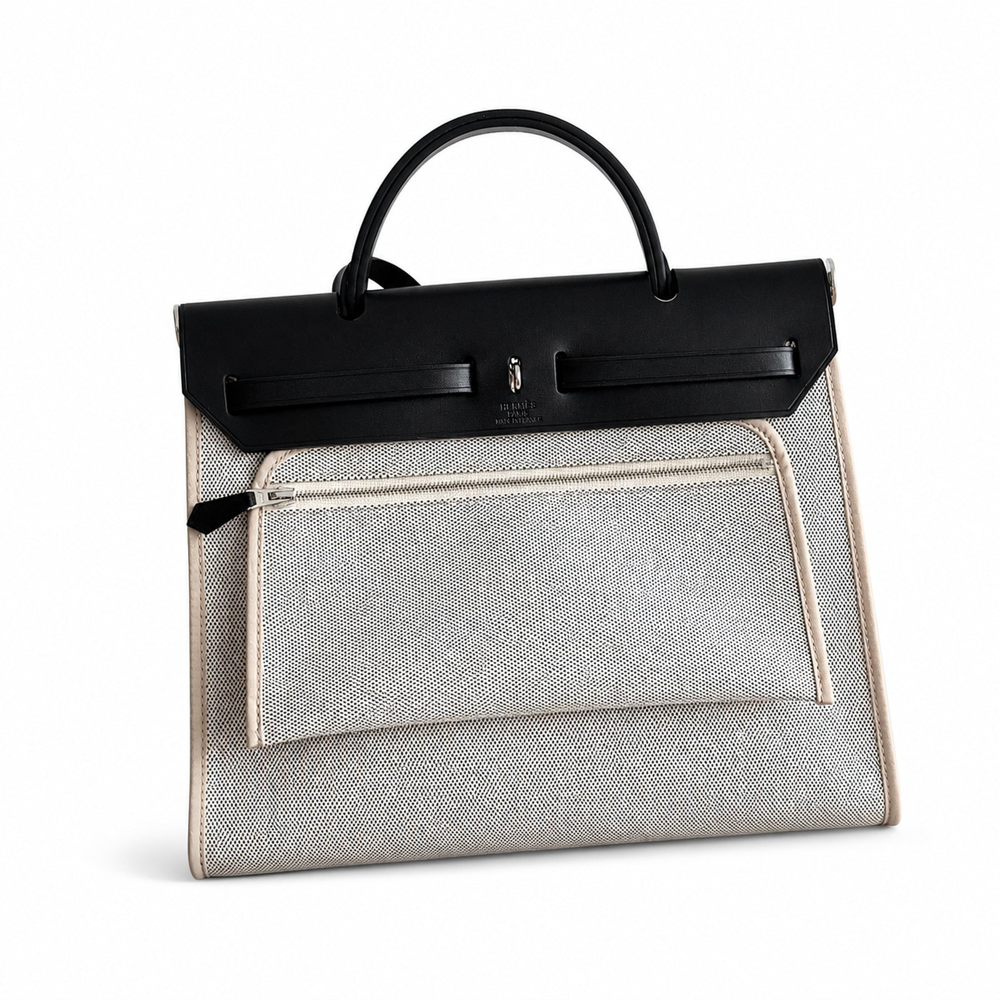 Hermers' popular herbag 31cm is designed to be inspired by saddle bags. The body of the bag is made of canvas and has outer seams. The shoulder straps and handbags are made of leather and look similar
