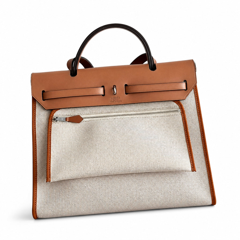 Hermers' popular herbag 31cm is designed to be inspired by saddle bags. The body of the bag is made of canvas, and the outer seams, shoulder straps and handbags are made of leather. The appearance is