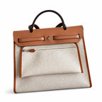 Hermers' popular herbag 31cm is designed to be inspired by saddle bags. The body of the bag is made of canvas, and the outer seams, shoulder straps and handbags are made of leather. The appearance is