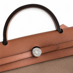 Hermers' popular herbag 31cm is designed to be inspired by saddle bags. The body of the bag is made of canvas, and the inseam, shoulder straps and handle are made of leather. The appearance is very si