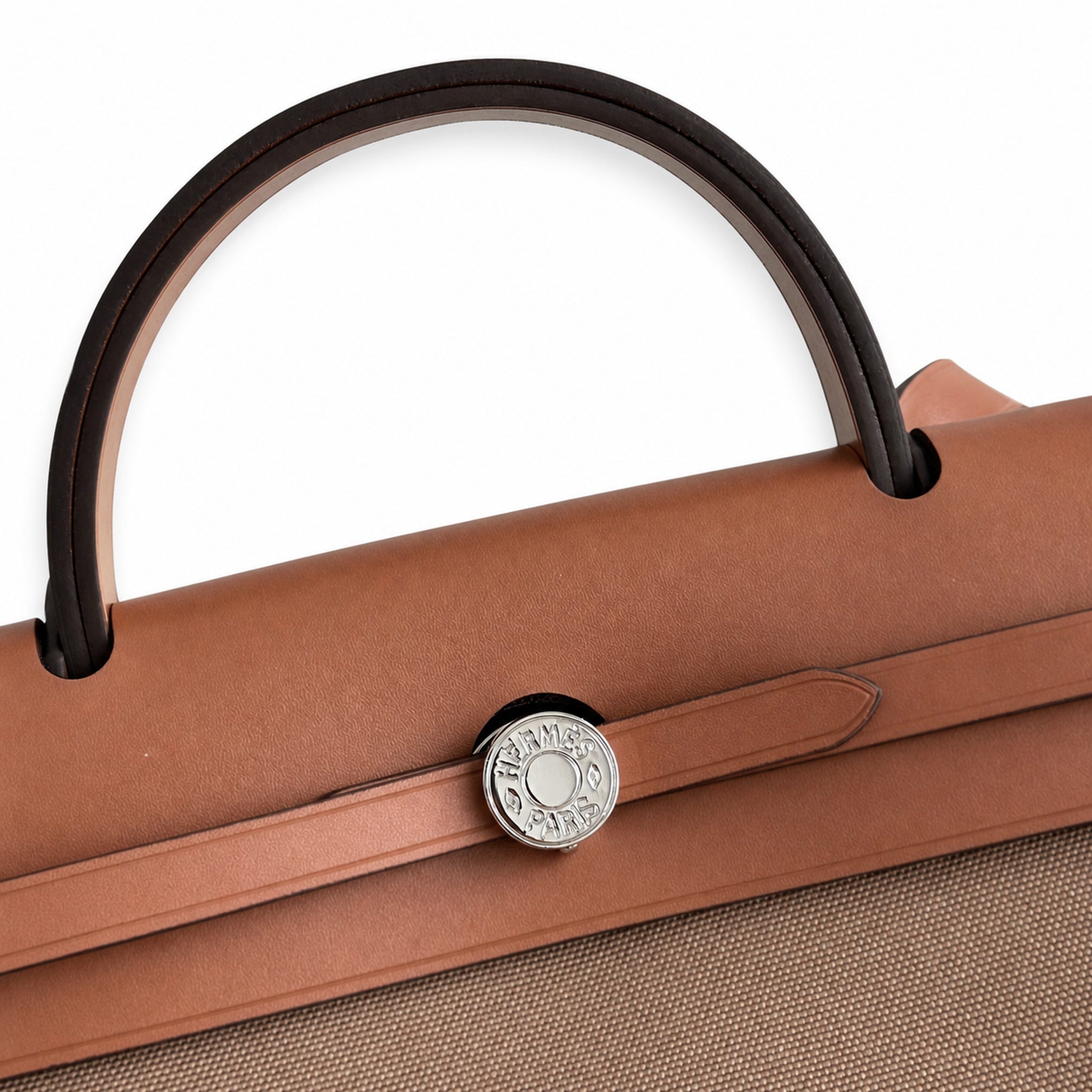 Hermers' popular herbag 31cm is designed to be inspired by saddle bags. The body of the bag is made of canvas, and the inseam, shoulder straps and handle are made of leather. The appearance is very si