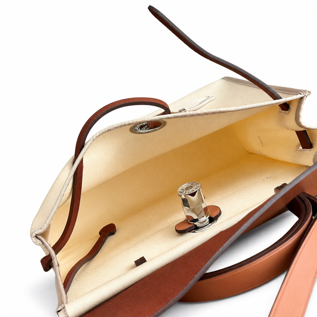 Hermers' popular herbag 31cm is designed to be inspired by saddle bags. The body of the bag is made of canvas, and the outer seams, shoulder straps and handbags are made of leather. The appearance is