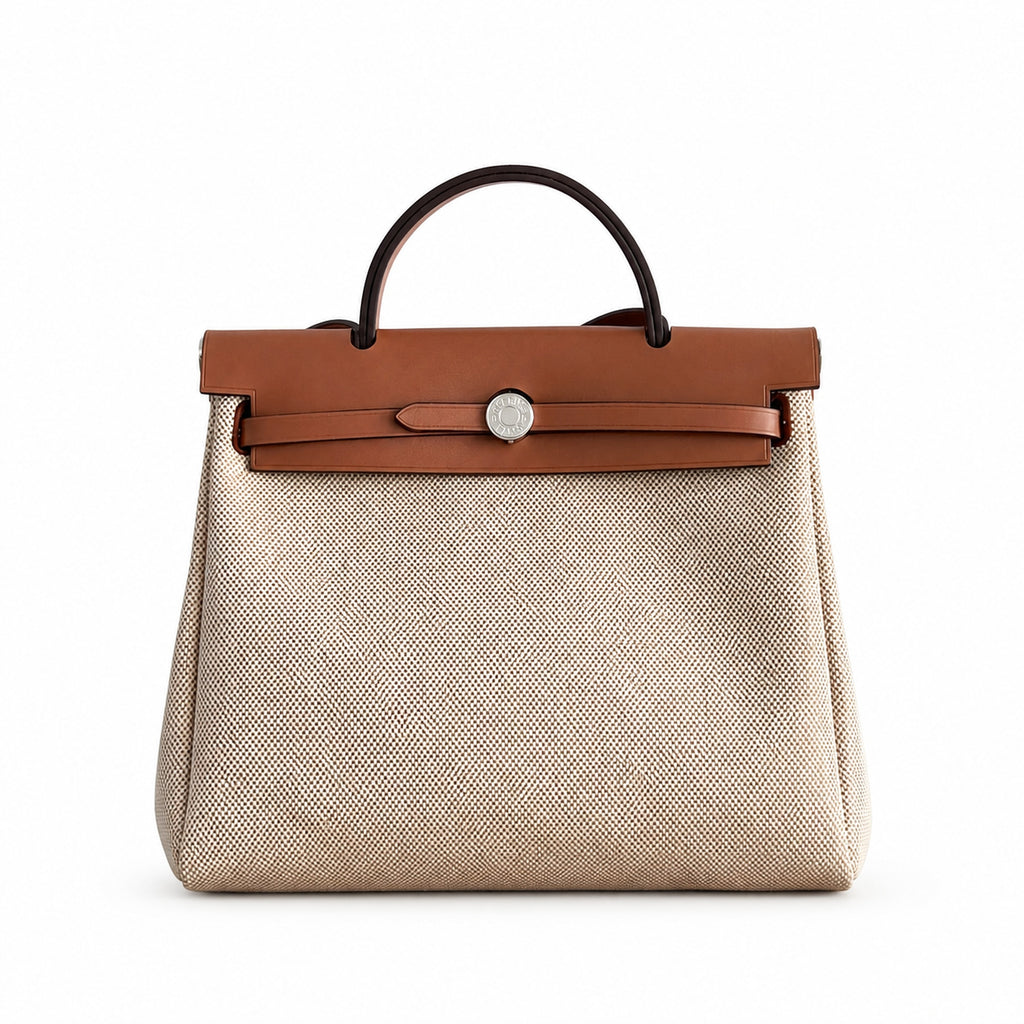 Hermers' popular herbag 31cm is designed to be inspired by saddle bags. The body of the bag is made of canvas, and the inseam, shoulder straps and handle are made of leather. The appearance is very si