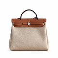 Hermers' popular herbag 31cm is designed to be inspired by saddle bags. The body of the bag is made of canvas, and the inseam, shoulder straps and handle are made of leather. The appearance is very si