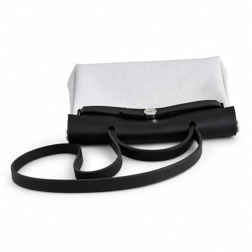Hermers' popular herbag 31cm is designed to be inspired by saddle bags. The body of the bag is made of canvas, and the inseam, shoulder straps and handle are made of leather. The appearance is very si