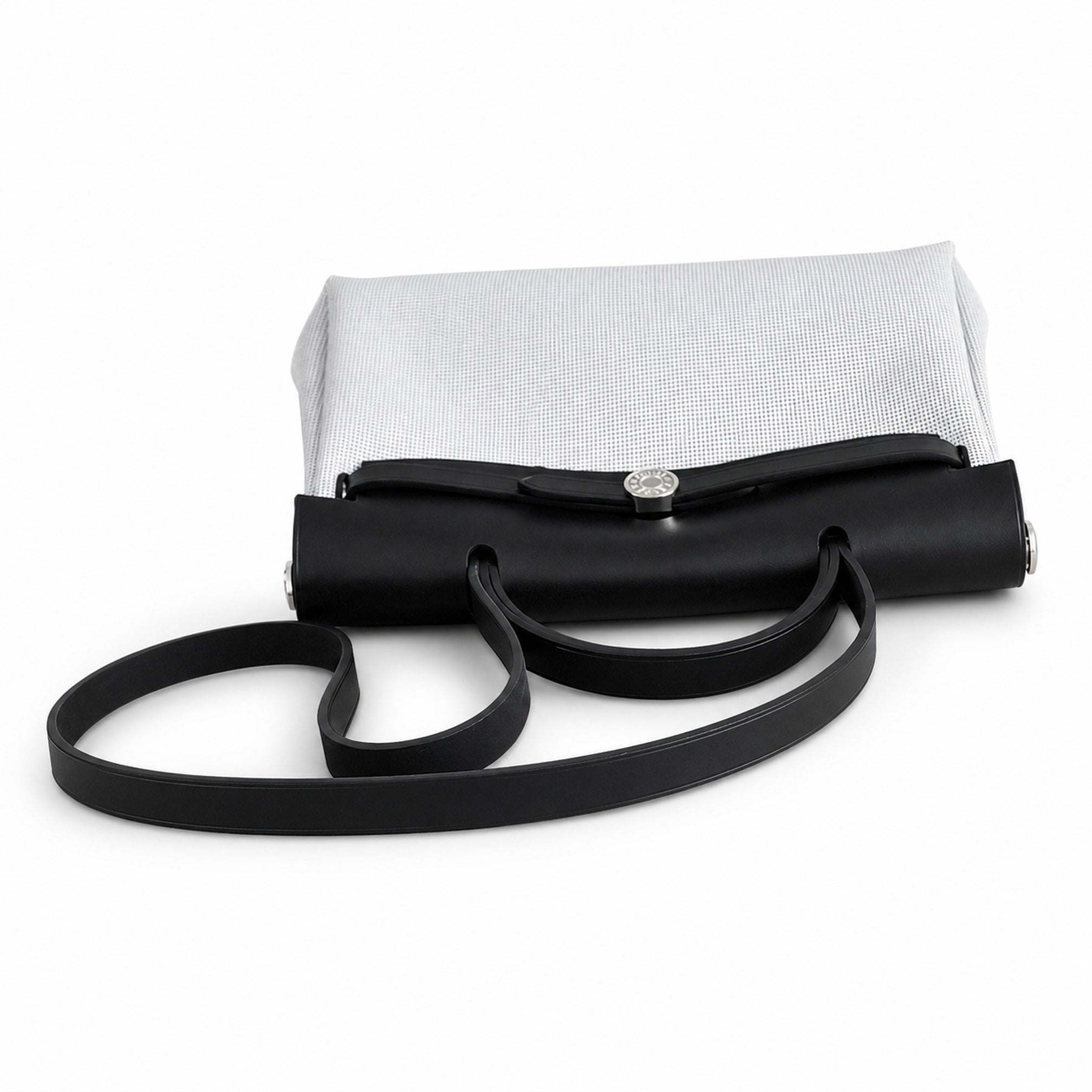 Hermers' popular herbag 31cm is designed to be inspired by saddle bags. The body of the bag is made of canvas, and the inseam, shoulder straps and handle are made of leather. The appearance is very si