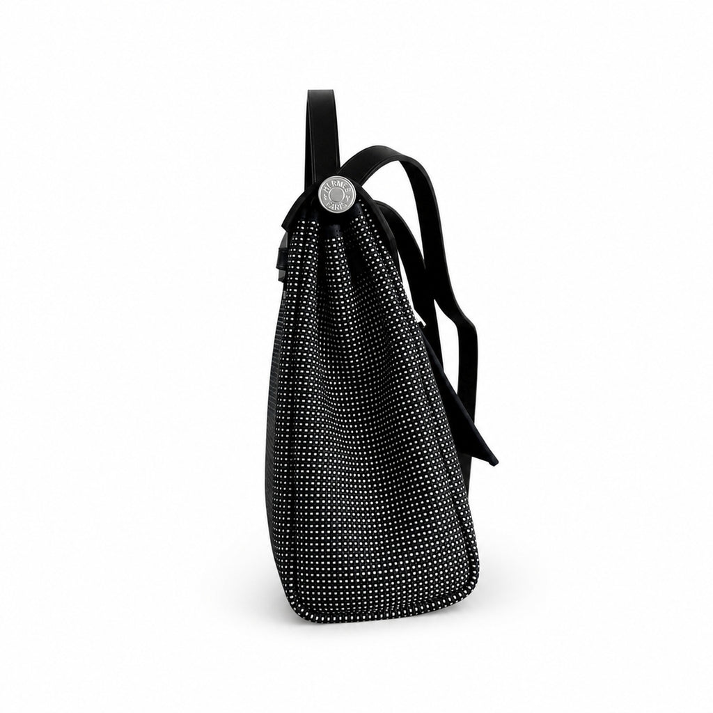 Hermers' popular herbag 31cm is designed to be inspired by saddle bags. The body of the bag is made of canvas, and the inseam, shoulder straps and handle are made of leather. The appearance is very si