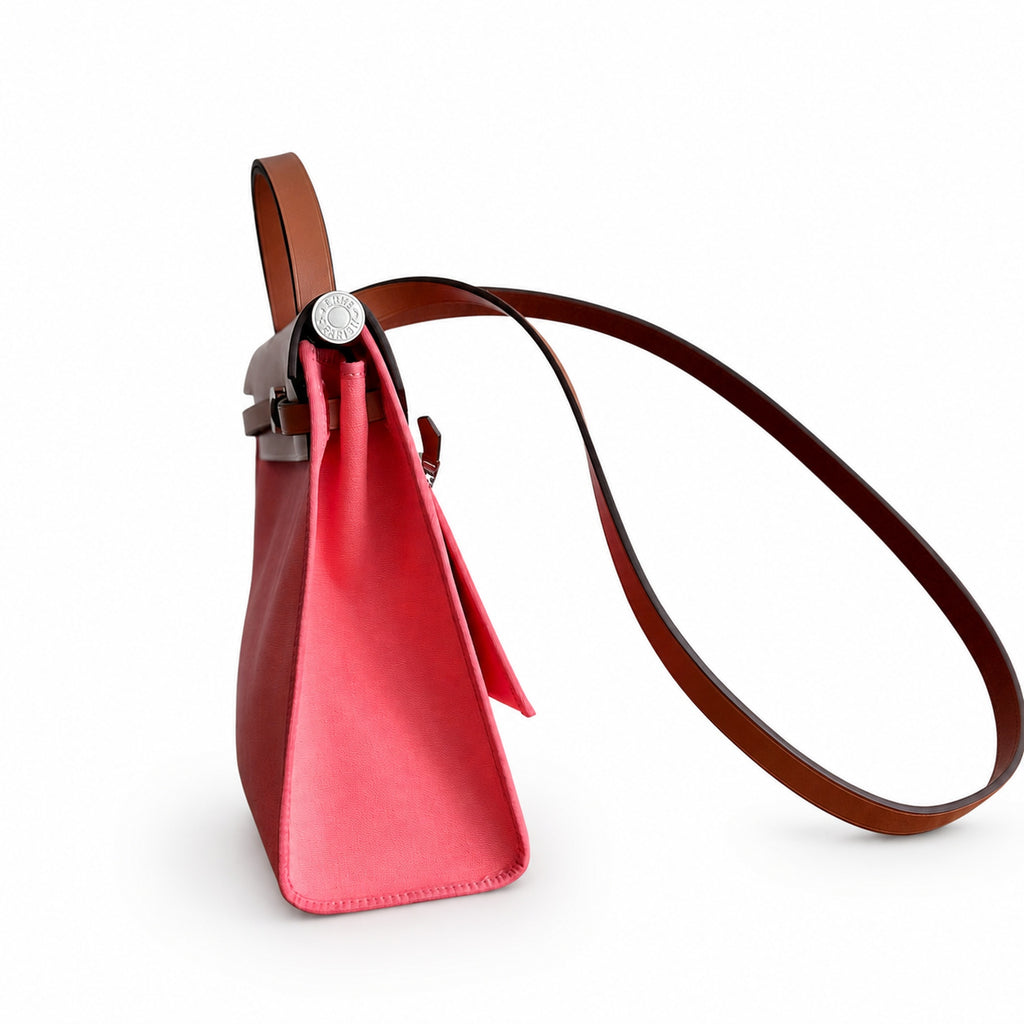 Hermers' popular herbag 31cm is designed to be inspired by saddle bags. The body of the bag is made of canvas, and the outer seams, shoulder straps and handbags are made of leather. The appearance is