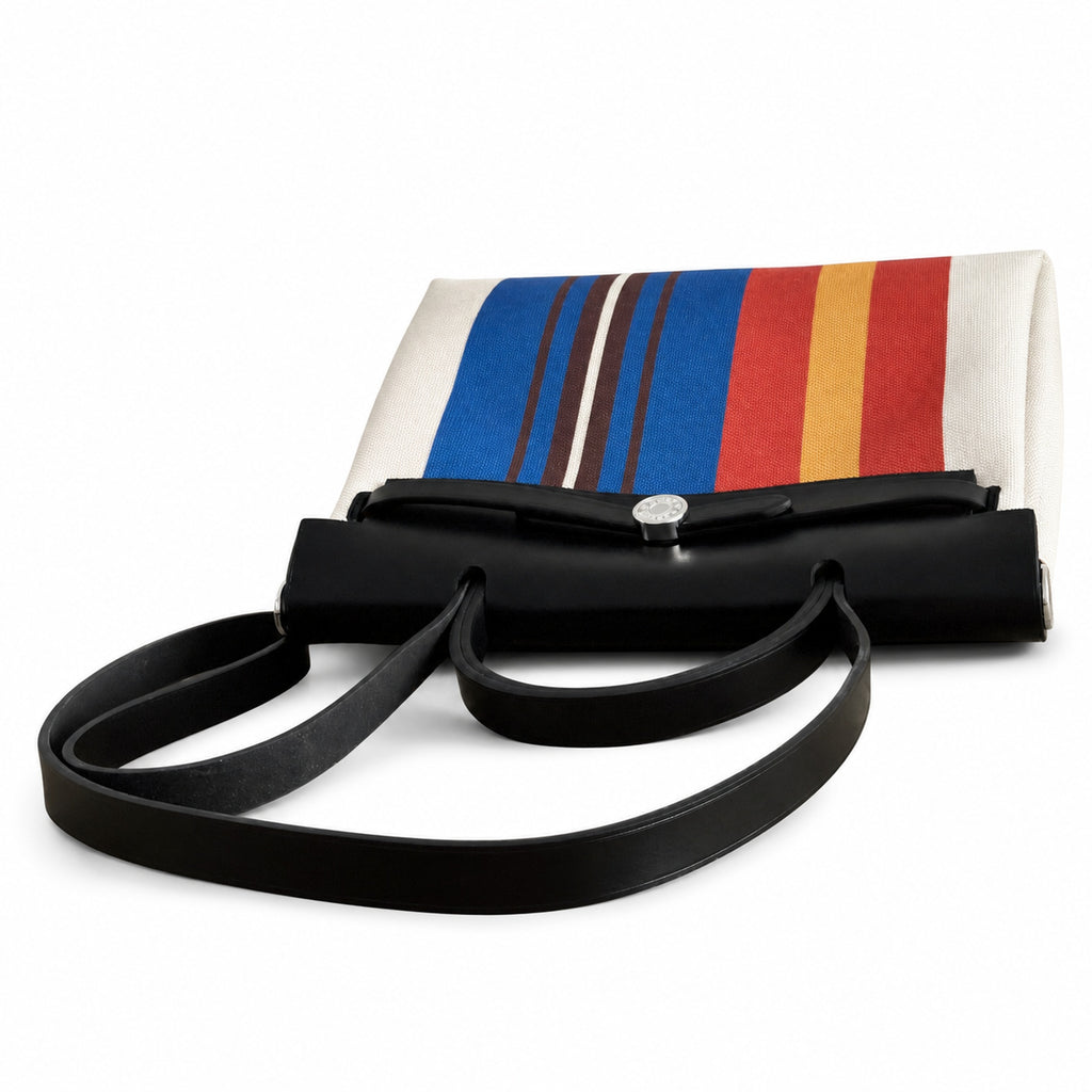 Hermers' popular herbag 31cm is designed to be inspired by saddle bags. The body of the bag is made of canvas, and the inseam, shoulder straps and handle are made of leather. The appearance is very si