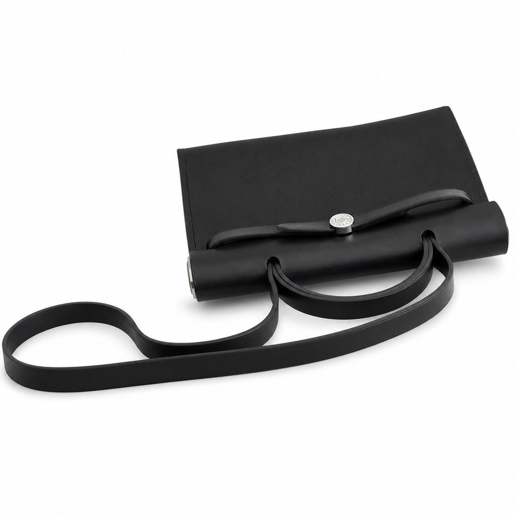 Hermers' popular herbag 31cm is designed to be inspired by saddle bags. The body of the bag is made of canvas, and the outer seams, shoulder straps and handbags are made of leather. The appearance is