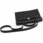 Hermers' popular herbag 31cm is designed to be inspired by saddle bags. The body of the bag is made of canvas, and the outer seams, shoulder straps and handbags are made of leather. The appearance is