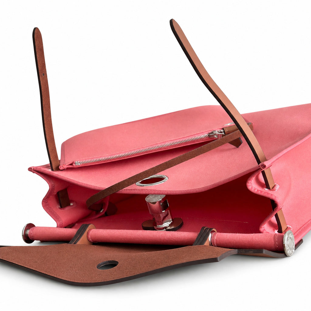 Hermers' popular herbag 31cm is designed to be inspired by saddle bags. The body of the bag is made of canvas, and the outer seams, shoulder straps and handbags are made of leather. The appearance is