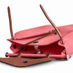 Hermers' popular herbag 31cm is designed to be inspired by saddle bags. The body of the bag is made of canvas, and the outer seams, shoulder straps and handbags are made of leather. The appearance is