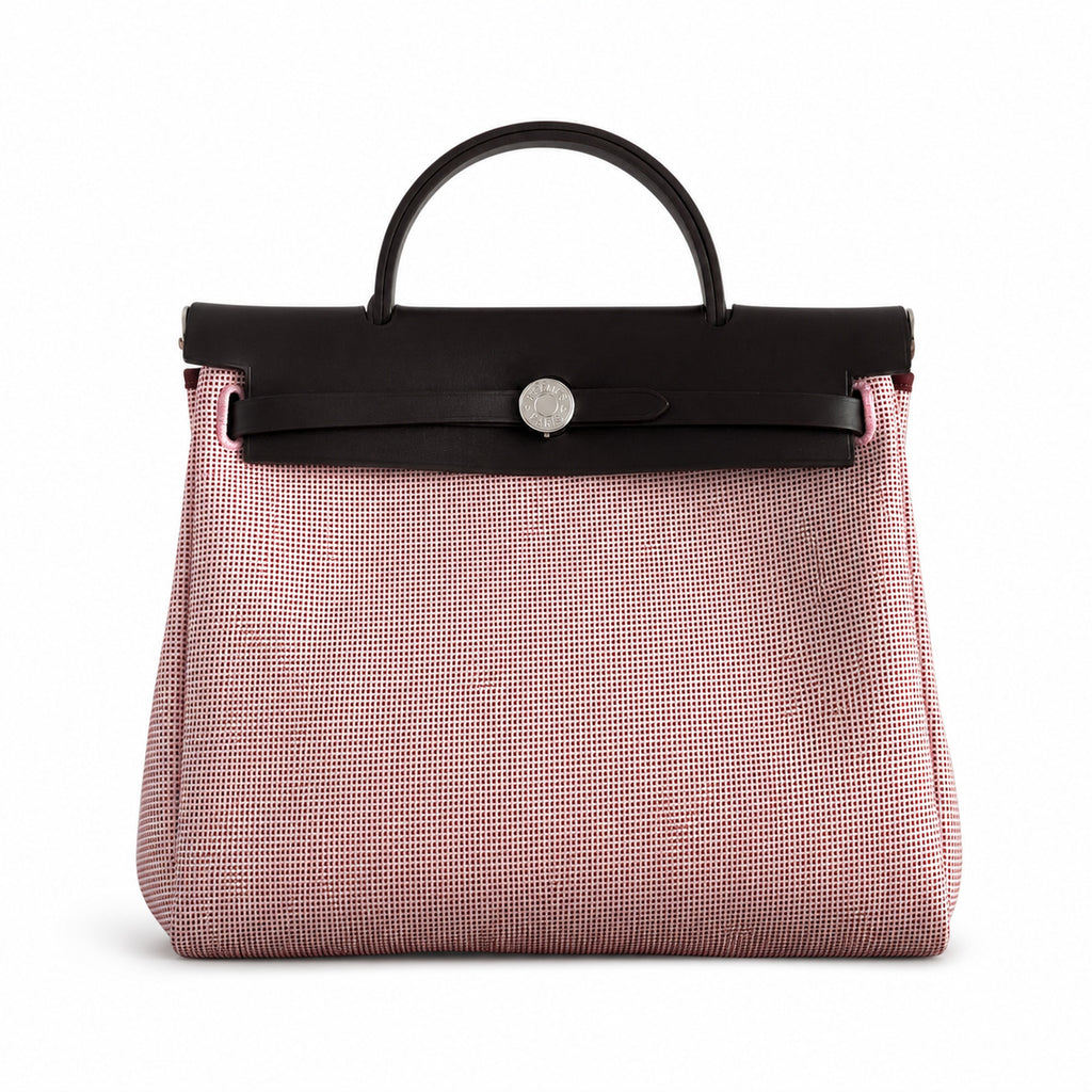 Hermers' popular herbag 31cm is designed to be inspired by saddle bags. The body of the bag is made of canvas, and the inseam, shoulder straps and handle are made of leather. The appearance is very si