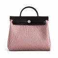 Hermers' popular herbag 31cm is designed to be inspired by saddle bags. The body of the bag is made of canvas, and the inseam, shoulder straps and handle are made of leather. The appearance is very si