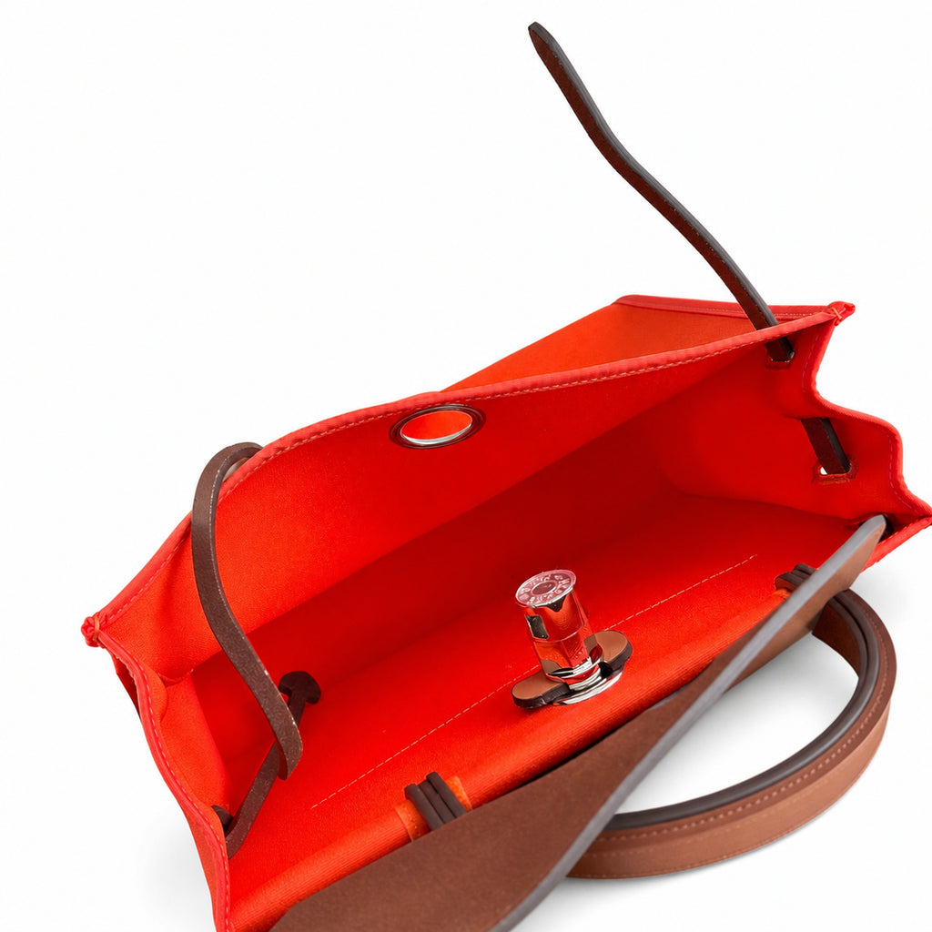 Hermers' popular herbag 31cm is designed to be inspired by saddle bags. The body of the bag is made of canvas, and the outer seams, shoulder straps and handbags are made of leather. The appearance is