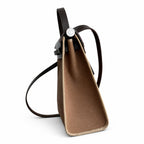 Hermers' popular herbag 31cm is designed to be inspired by saddle bags. The body of the bag is made of canvas, and the outer seams, shoulder straps and handbags are made of leather. The appearance is