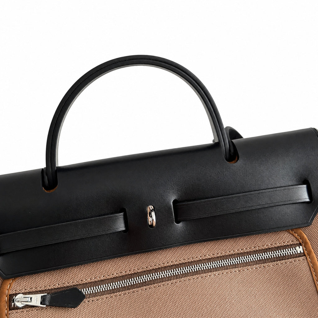 Hermers' popular herbag 31cm is designed to be inspired by saddle bags. The body of the bag is made of canvas, and the inseam, shoulder straps and handle are made of leather. The appearance is very si