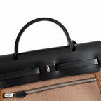 Hermers' popular herbag 31cm is designed to be inspired by saddle bags. The body of the bag is made of canvas, and the inseam, shoulder straps and handle are made of leather. The appearance is very si