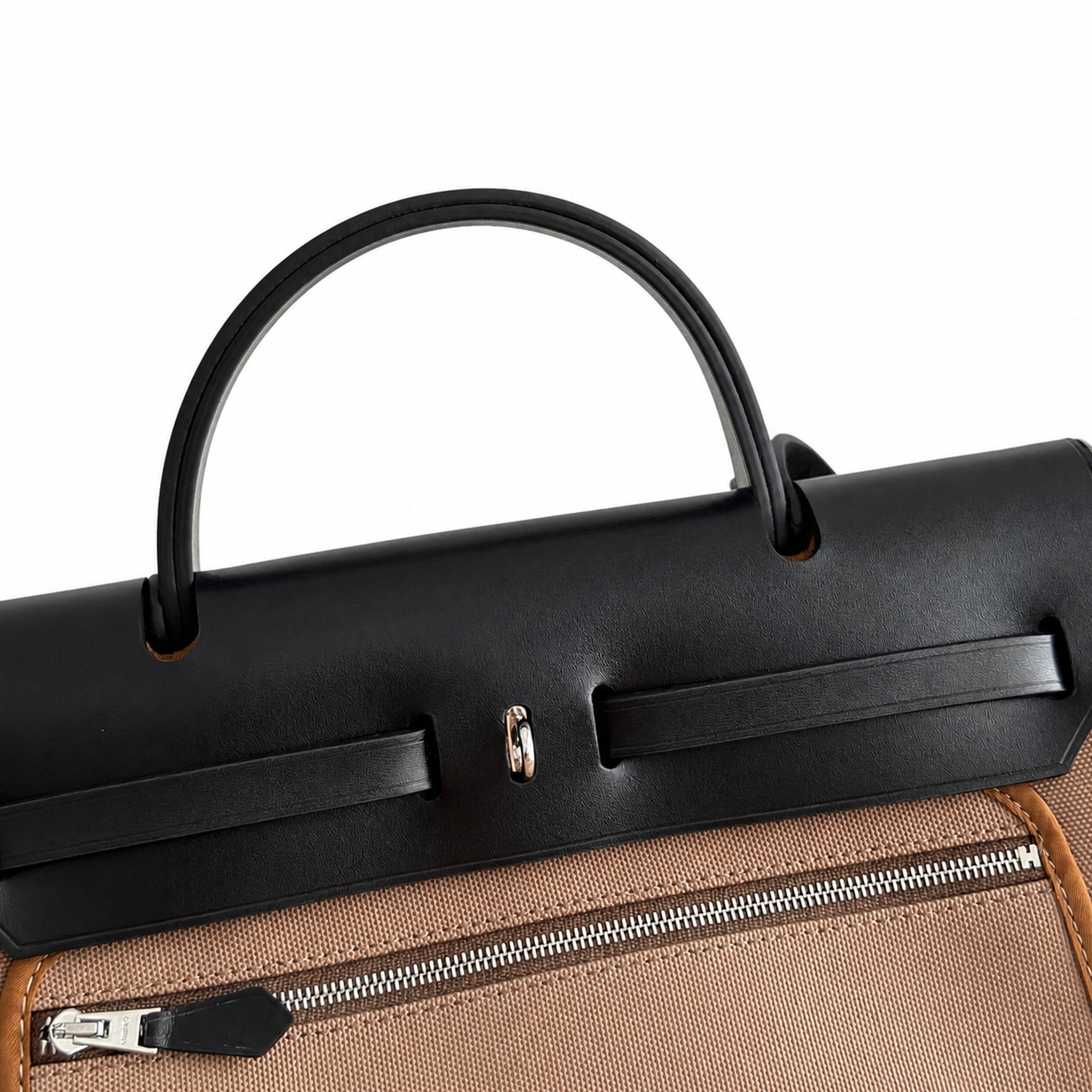 Hermers' popular herbag 31cm is designed to be inspired by saddle bags. The body of the bag is made of canvas, and the inseam, shoulder straps and handle are made of leather. The appearance is very si