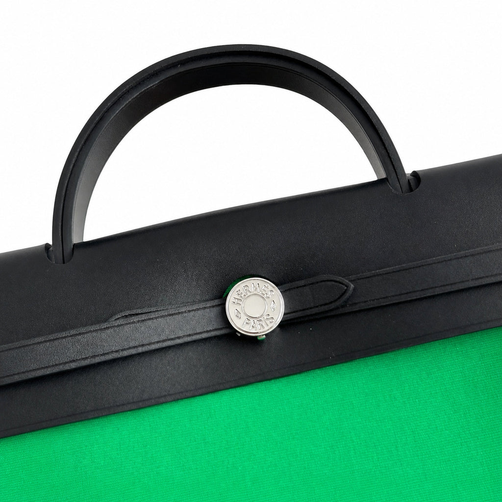 Hermers' popular herbag 31cm is designed to be inspired by saddle bags. The body of the bag is made of canvas and has outer seams. The shoulder straps and handbags are made of leather and look similar