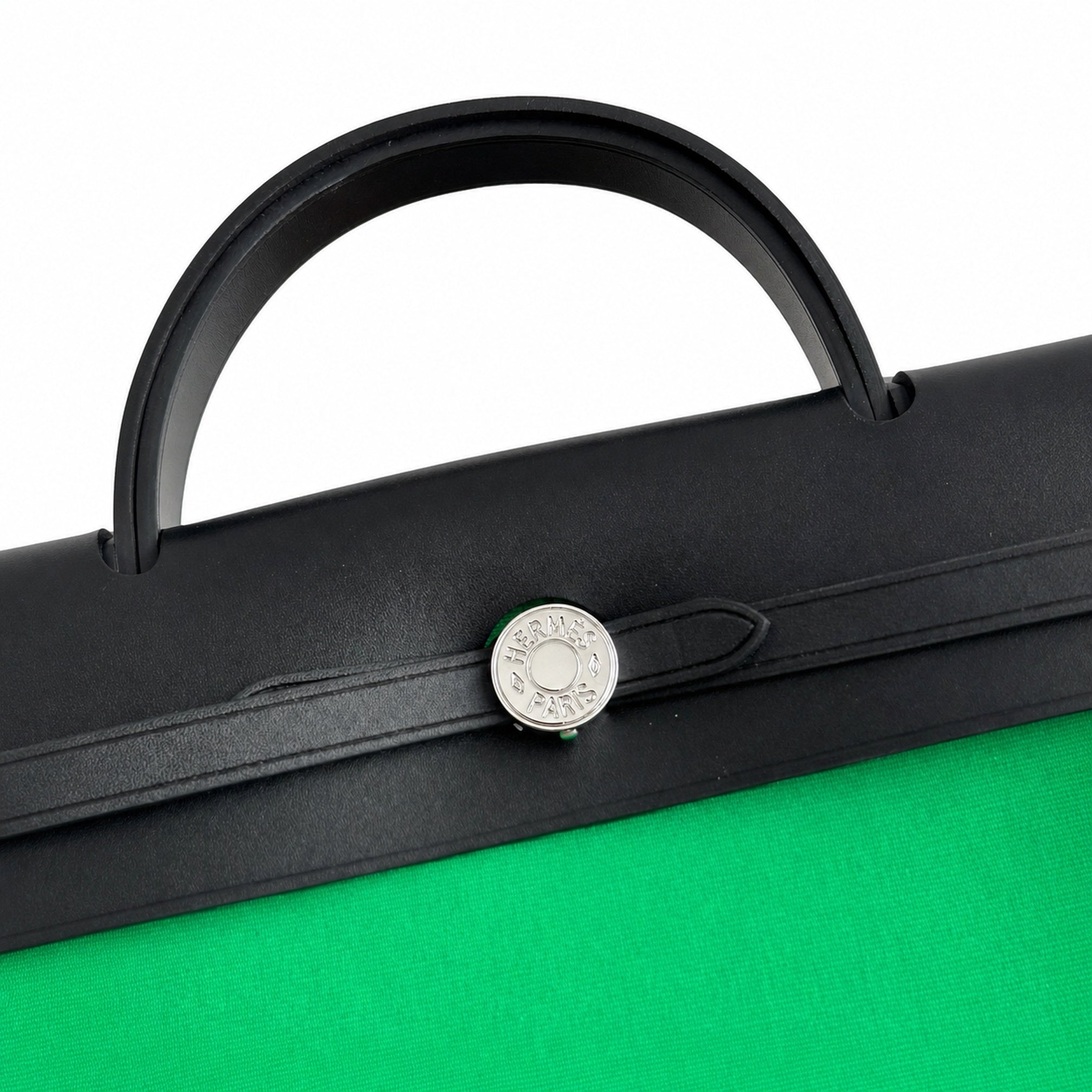 Hermers' popular herbag 31cm is designed to be inspired by saddle bags. The body of the bag is made of canvas and has outer seams. The shoulder straps and handbags are made of leather and look similar