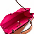 Hermers' popular herbag 31cm is designed to be inspired by saddle bags. The body of the bag is made of canvas, and the outer seams, shoulder straps and handbags are made of leather. The appearance is