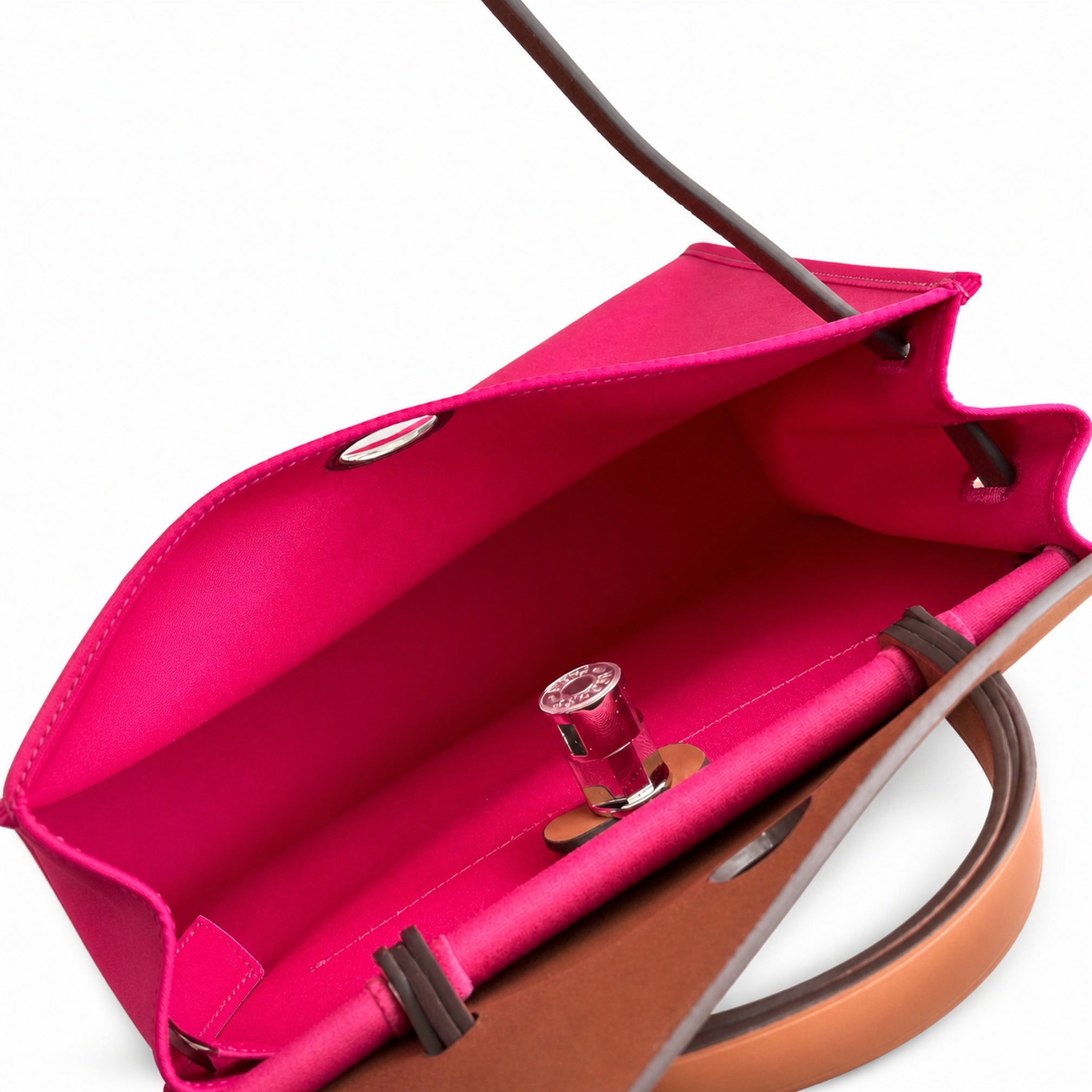 Hermers' popular herbag 31cm is designed to be inspired by saddle bags. The body of the bag is made of canvas, and the outer seams, shoulder straps and handbags are made of leather. The appearance is
